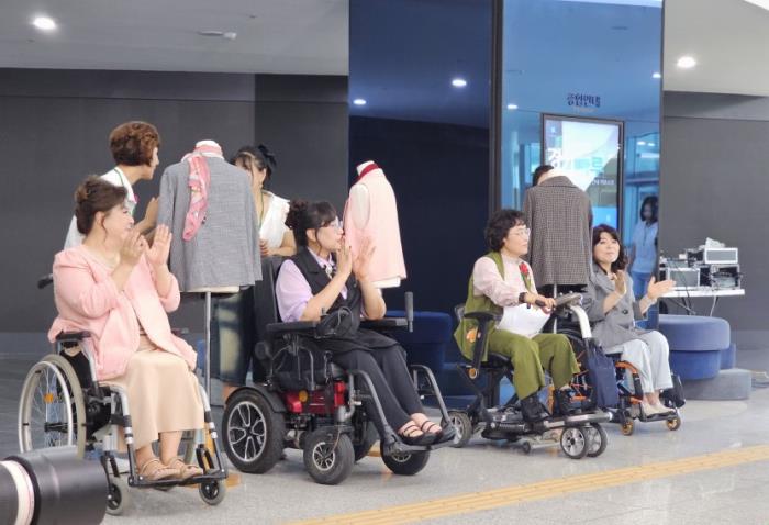 ▲ 장애여성 불편 개선 맞춤의상 패션쇼 